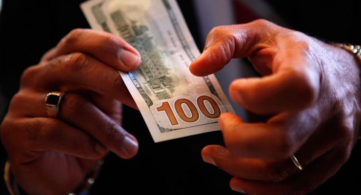 Новые 100-долларовые купюры появятся в Украине через год