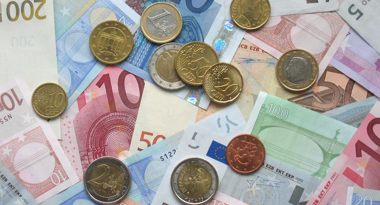 Евро окреп на международных торгах