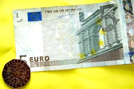 Курс евро держится выше 1,36 доллара