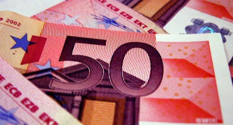 Курс евро снизился к доллару