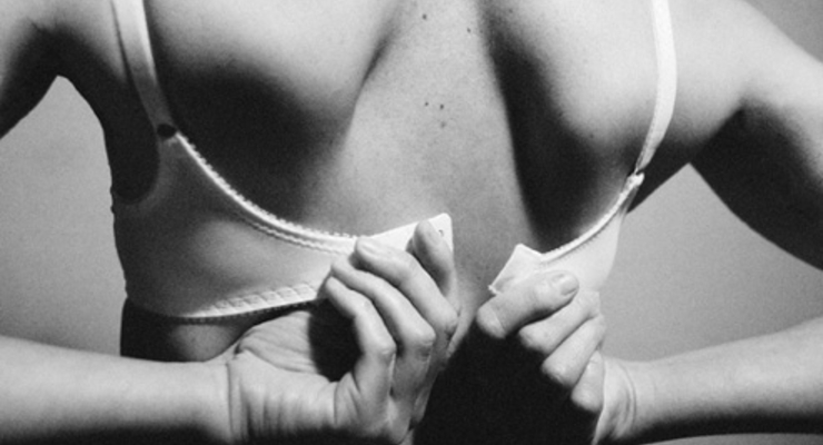 Немок обяжут носить на работу бюстгальтеры