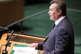 Янукович пообещал повысить зарплаты чиновникам