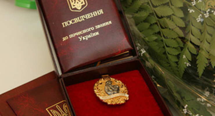 Янукович присвоит звание “мать-героиня” 30 тыс. матерей