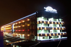 Последний дебаркадер с Набережной Днепра уплыл в Гидропарк