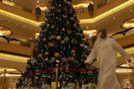 В ОАЭ установлена самая дорогая в мире новогодняя елка