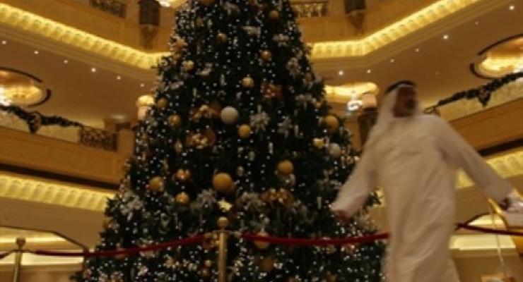 В ОАЭ установлена самая дорогая в мире новогодняя елка