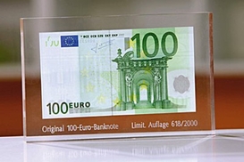 Курс евро держится ниже 1,33 доллара