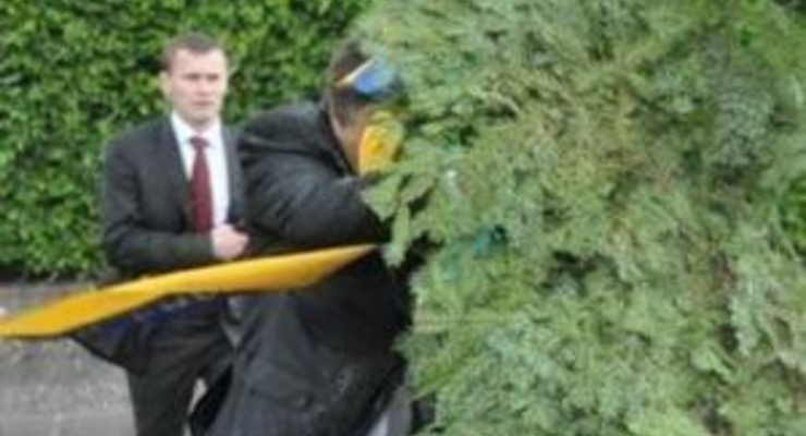 Янукович с венком вошел в тройку самого популярного видео на  YouTube