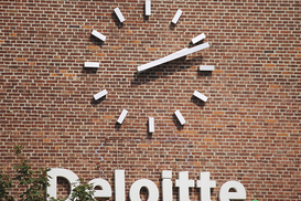 Бывшего партнера Deloitte и его жену обвинили в инсайдерской торговле