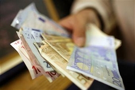 Евро на межбанке продолжает дешеветь