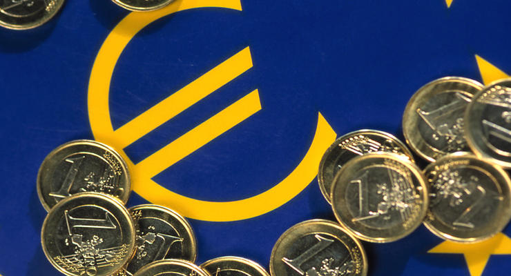Евро продолжает дешеветь в Украине