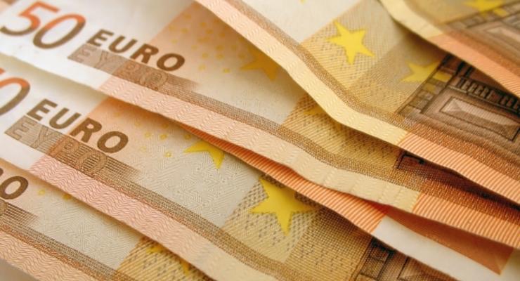 Курс евро держится на рекордно низких позициях