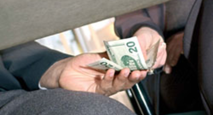 СБУ задержала налоговика-взяточника