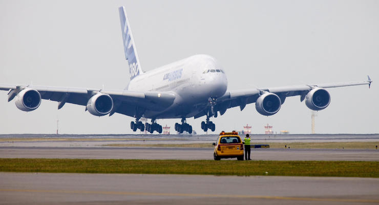 Самый крупный в мире самолет совершил аварийную посадку