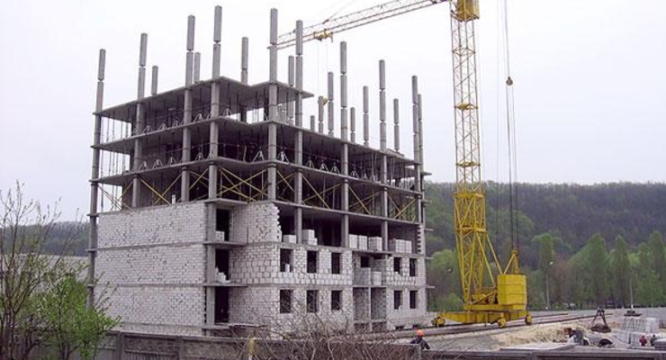 Азаров будет контролировать все недострои