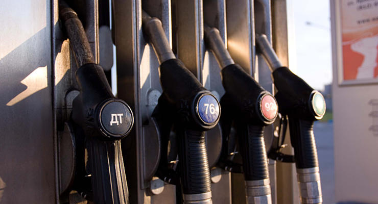 Сколько стоит заправиться бензином и дизтопливом?