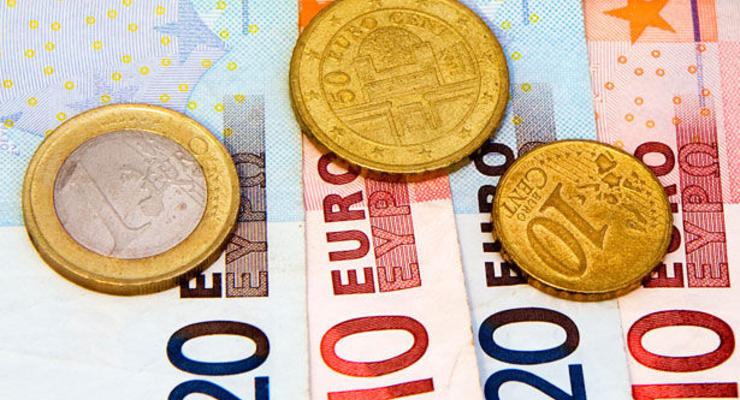 Евро снова стоит более 1,37 доллара