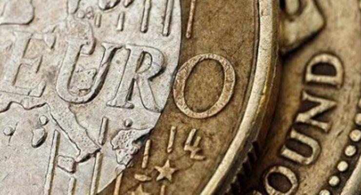 Евро на межбанке немного подешевел