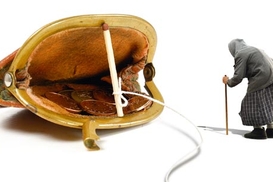 Азаров пообещал женщинам не повышать пенсионный возраст при возможности