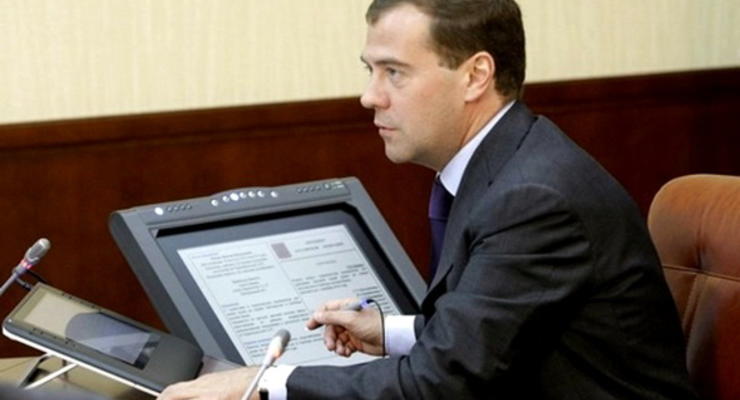 Медведев призвал чиновников идти в ногу с Интернетом и технологиями
