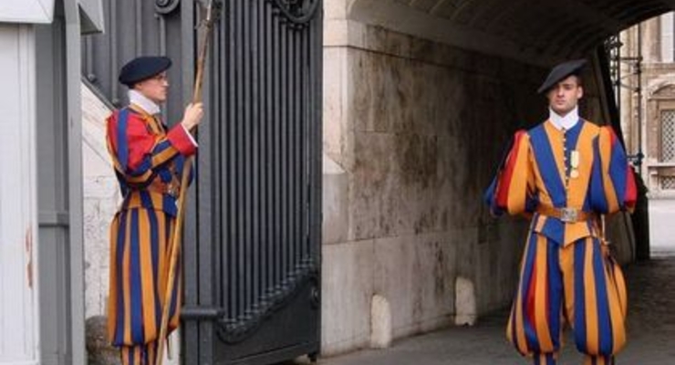 Банк Ватикана подозревают в отмывании денег