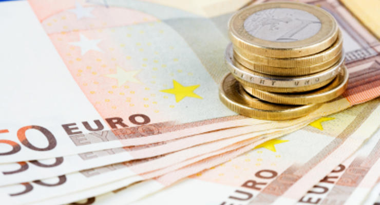 Евро на межбанке немного подешевел