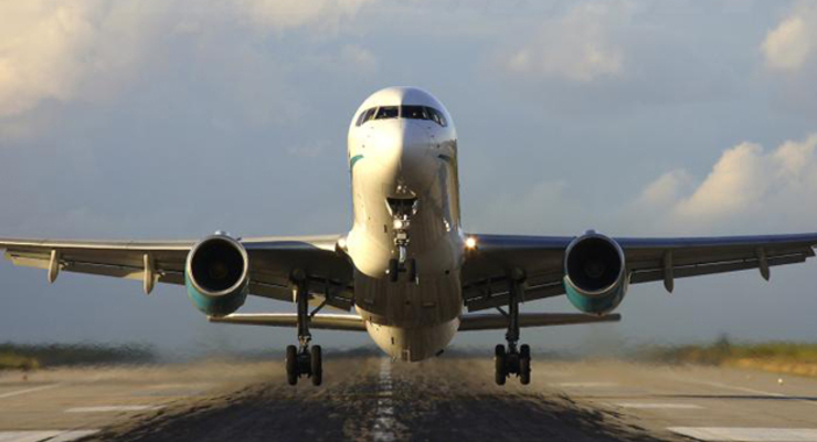 У Boeing-737 при взлете лопнуло лобовое стекло