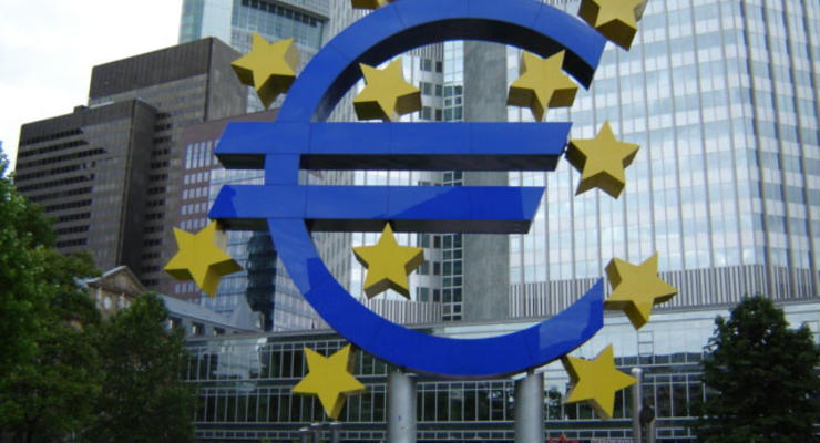 Евро на межбанке продолжает дешеветь