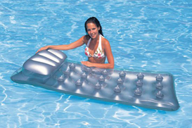 В Азовском море выловили 13 отдыхающих на матрасах