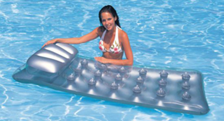 В Азовском море выловили 13 отдыхающих на матрасах