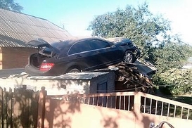 Резонансное ДТП: Игрок "Ворсклы" вылетел на крышу сарая