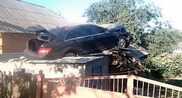 Резонансное ДТП: Игрок "Ворсклы" вылетел на крышу сарая