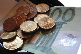 Курс евро уже ниже 1,29 доллара