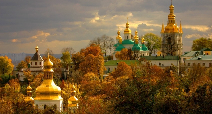 Азаров выделил деньги на спасение Лавры