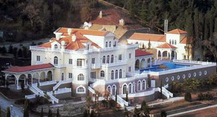 Янукович строит дорогу в Межигорье