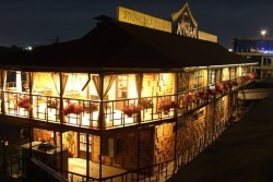 В Киеве ликвидируют плавучие рестораны