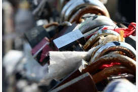 Киевский мост влюбленных закрыт