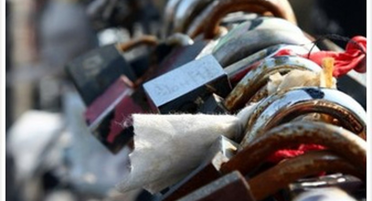 Киевский мост влюбленных закрыт