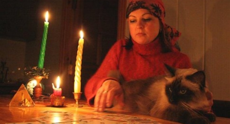 Гадалки выманила у пенсионерки 18 тыс гривен и 4 тыс долларов