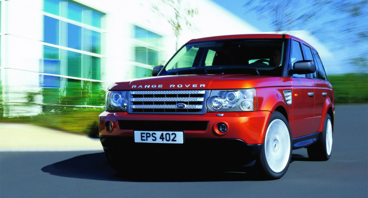 Land Rover сбил на пешеходном переходе женщину с ребенком