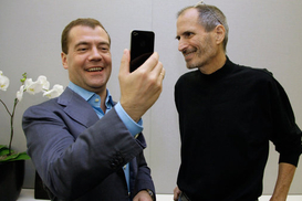 Стив Джобс подарил Медведеву iPhone 4
