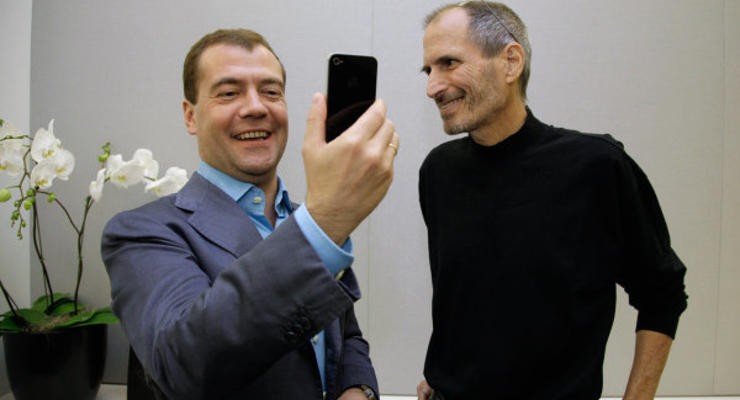 Стив Джобс подарил Медведеву iPhone 4
