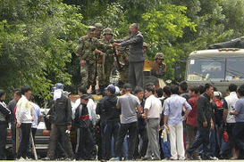 В Киргизии война: тысячи раненных, десятки жертв