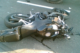 На Майдане мотоциклист сбил пешехода на костылях