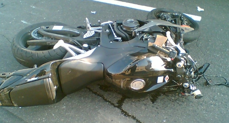 На Майдане мотоциклист сбил пешехода на костылях