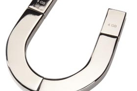 Создана флэшка в форме подковы