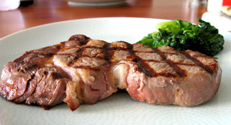 Миллионер умер, подавившись куском мяса за ужином