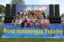 Фонд волонтеров устроил праздник для детей-сирот