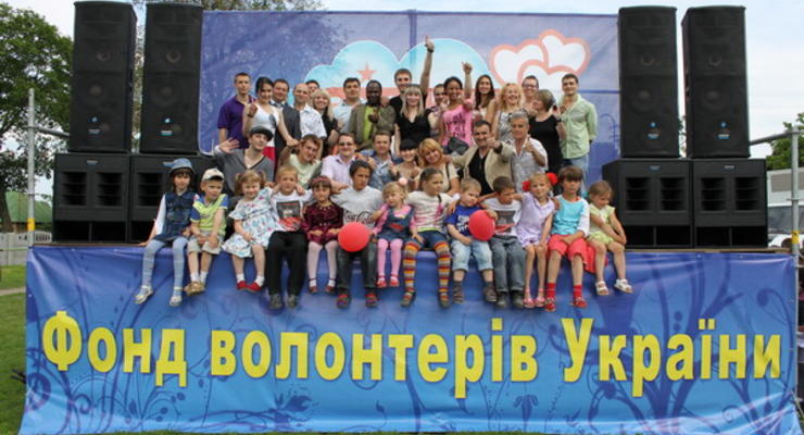 Фонд волонтеров устроил праздник для детей-сирот