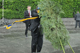 Венок, упавший на Януковича, продали за 42 тыс.грн.